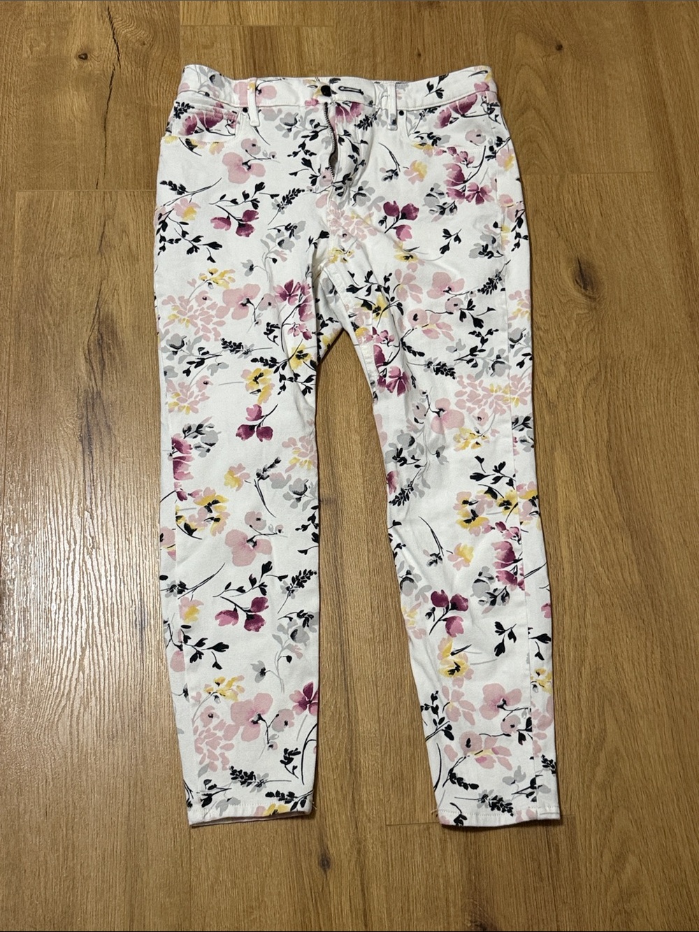 New York & Company White Floral Print Skinny Jeans with Pink & Yellow Blooms